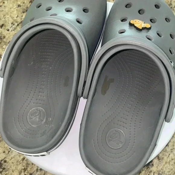 𝅺UNISEX Crocs Size Junior 2 Gray Pre-Loved Jibbitz Nemo Included - Picture 4 of 7